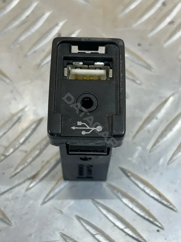 Разъем AUX / USB 8619060030