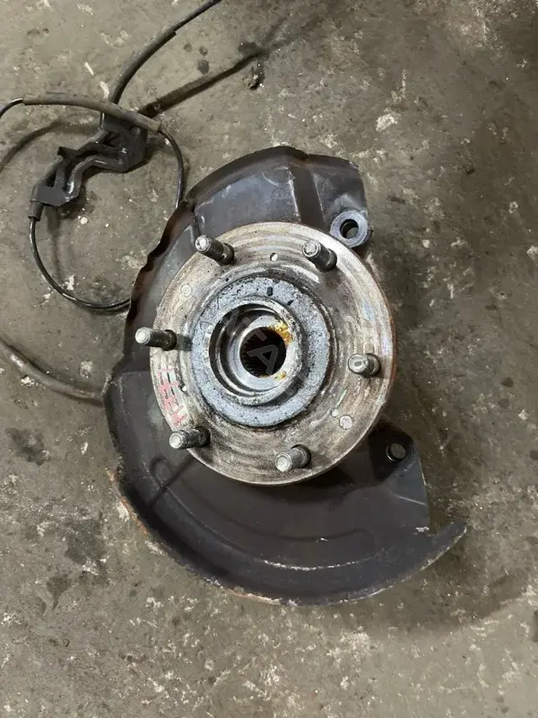 Поворотный кулак MR992378