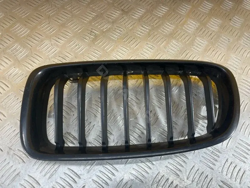 Решетка радиатора 51137255411