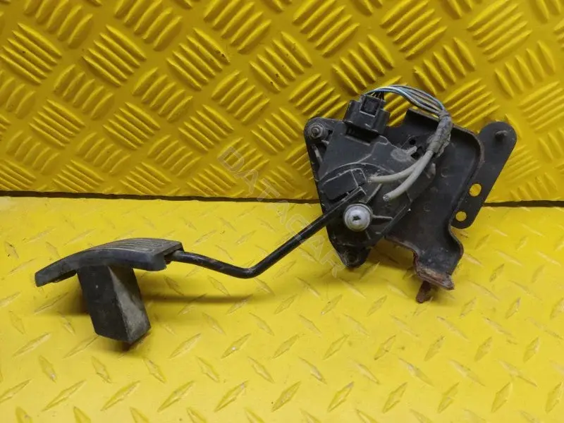 Педаль газа 18005MB400