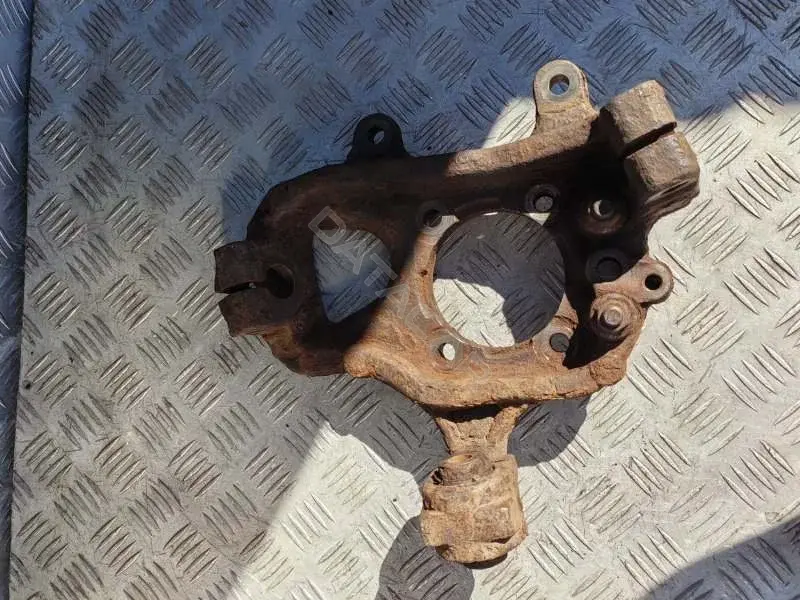 Поворотный кулак 43018EB300