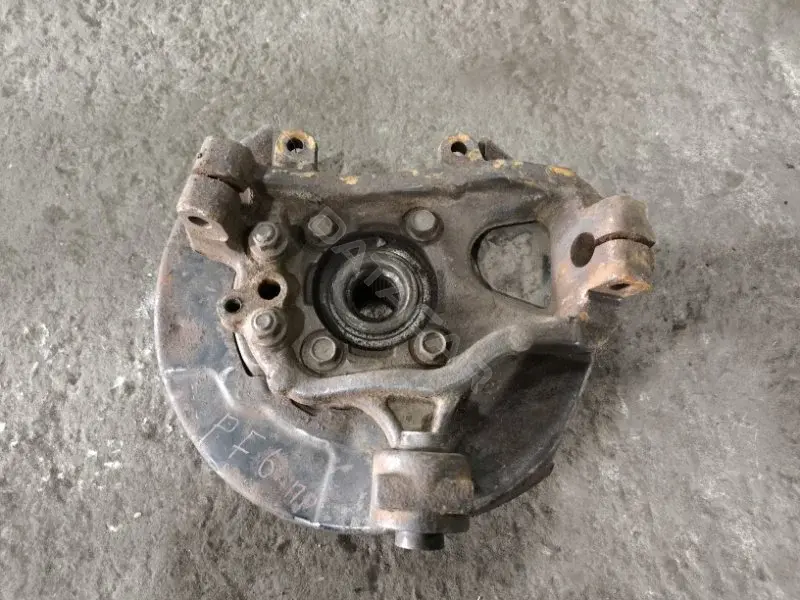 Поворотный кулак 43018EB300