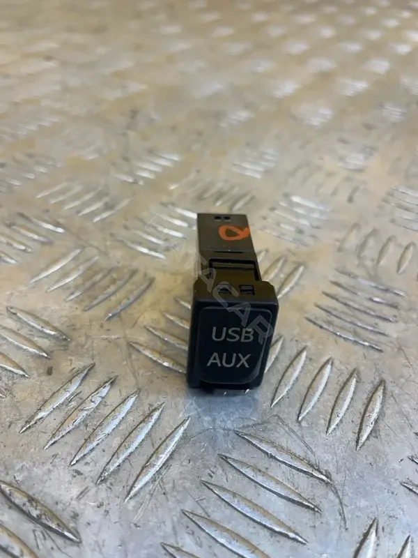 Разъем AUX / USB 861900C020