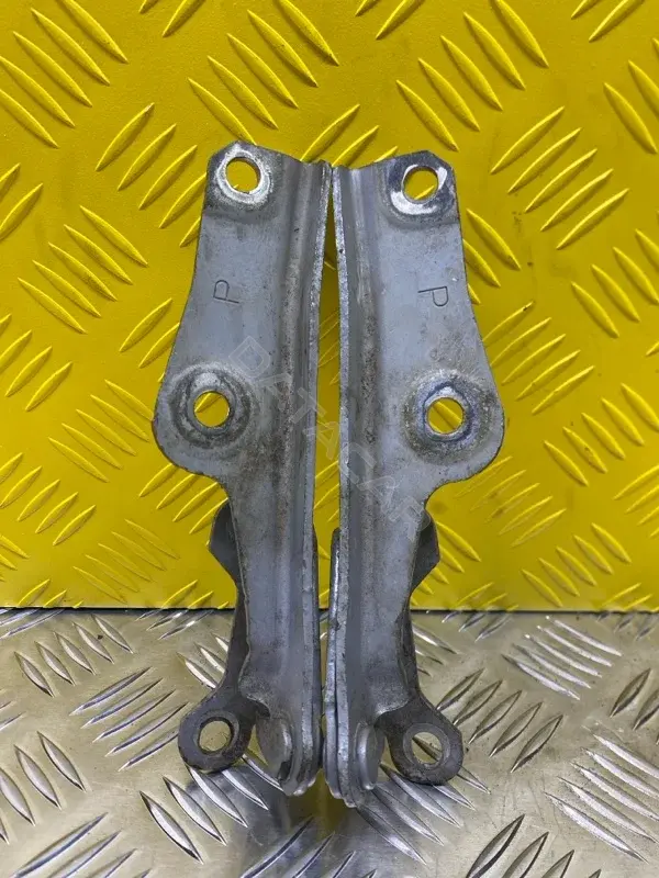 Петля капота MR473529