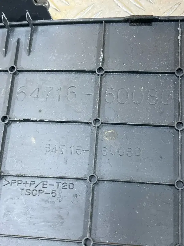 Пластик багажника 6471660080