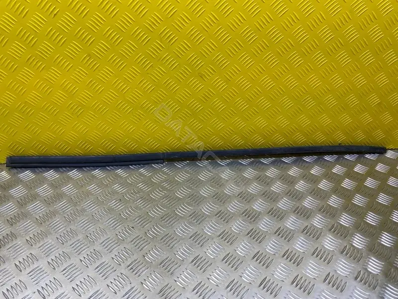 Молдинг лобового стекла 5611742050