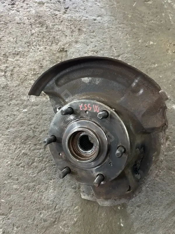 Поворотный кулак MR992378