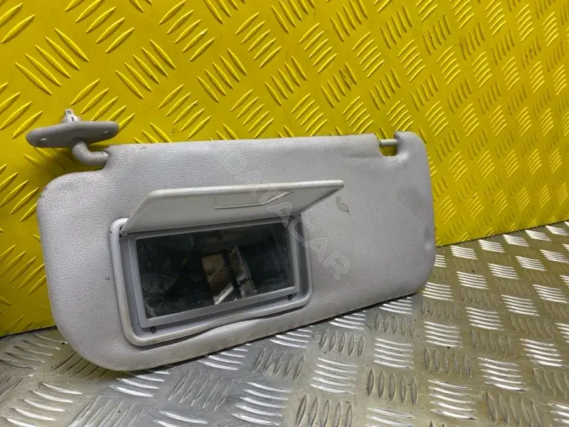 Козырек солнцезащитный MN123935HB