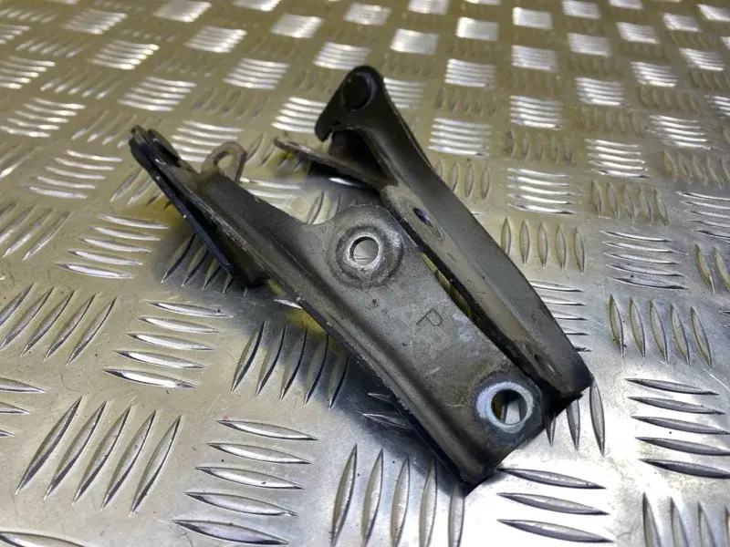 Петля капота MR473529
