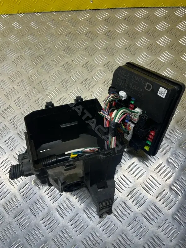 Блок предохранителей 284B8EB300