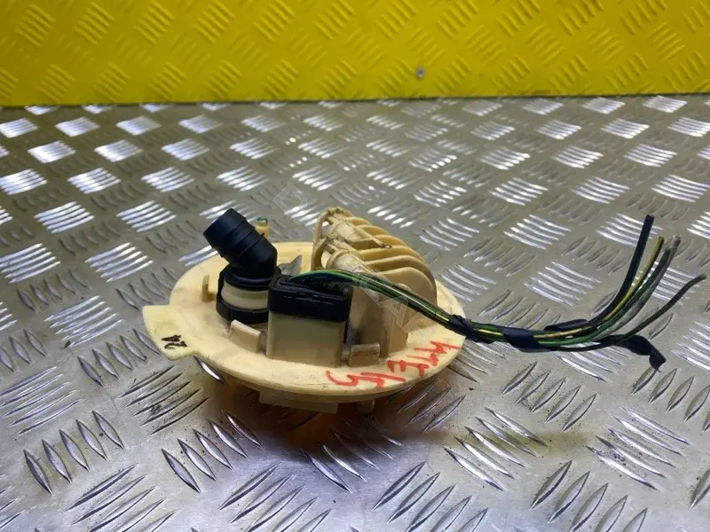Датчик уровня топлива LR026193