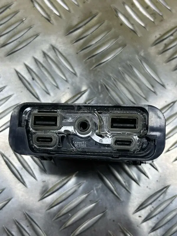 Разъем AUX / USB 68397098AD