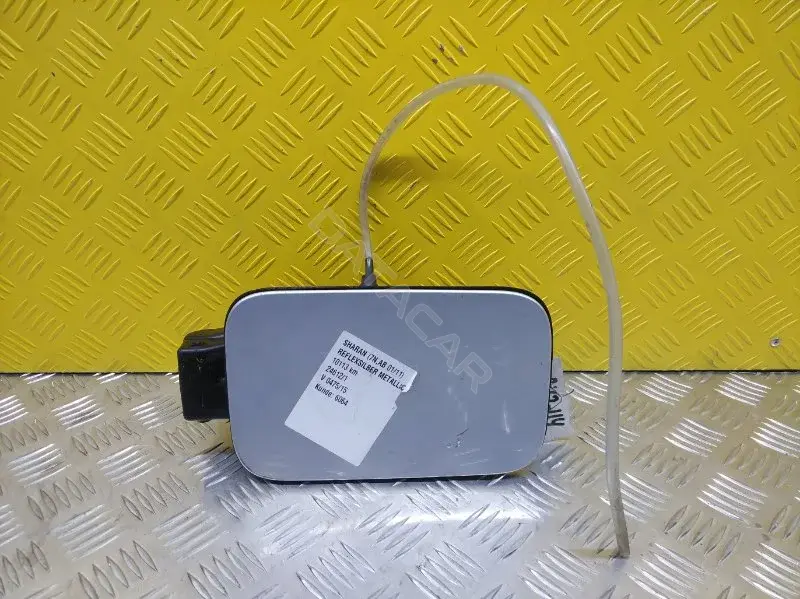 Крышка лючка топливного бака 7N0809857A