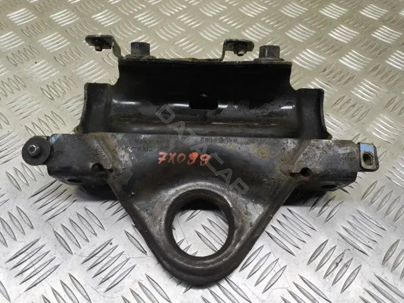 Кронштейн крепления крюка буксировочного LR038820