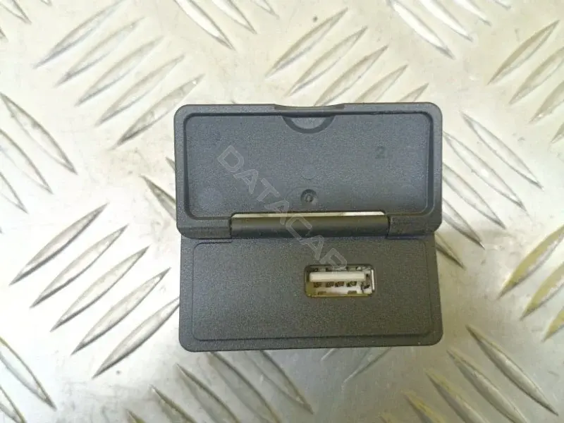 Разъем AUX / USB 3784100AKQ00A
