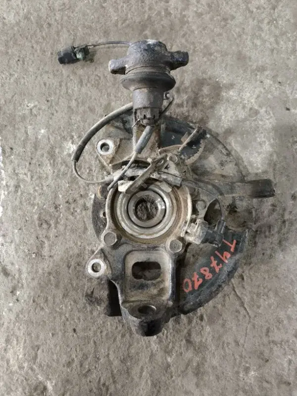 Поворотный кулак MR992377