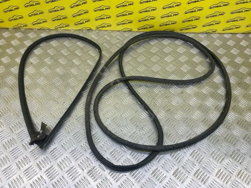 Уплотнитель двери LR104931