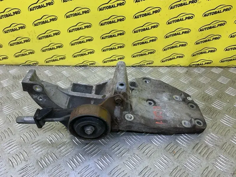 Кронштейн компрессора кондиционера 11910EB300