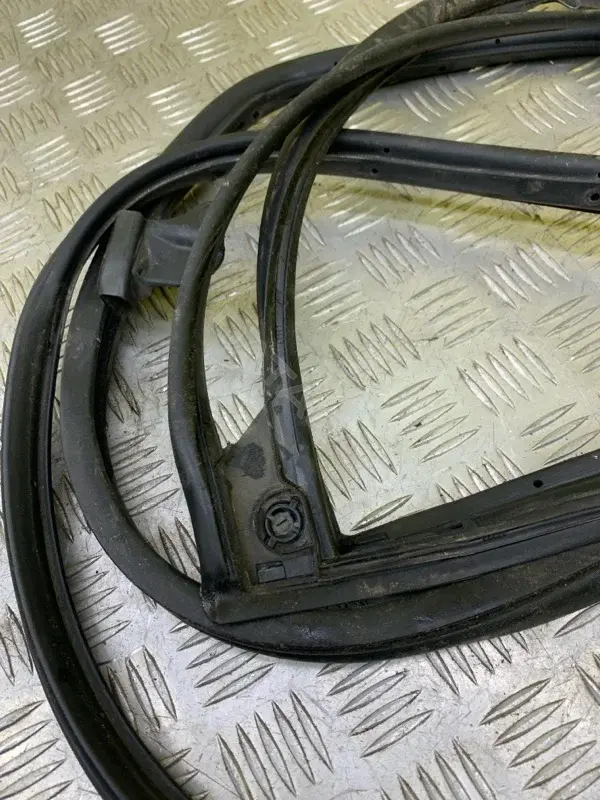 Уплотнитель двери 828301LA0C