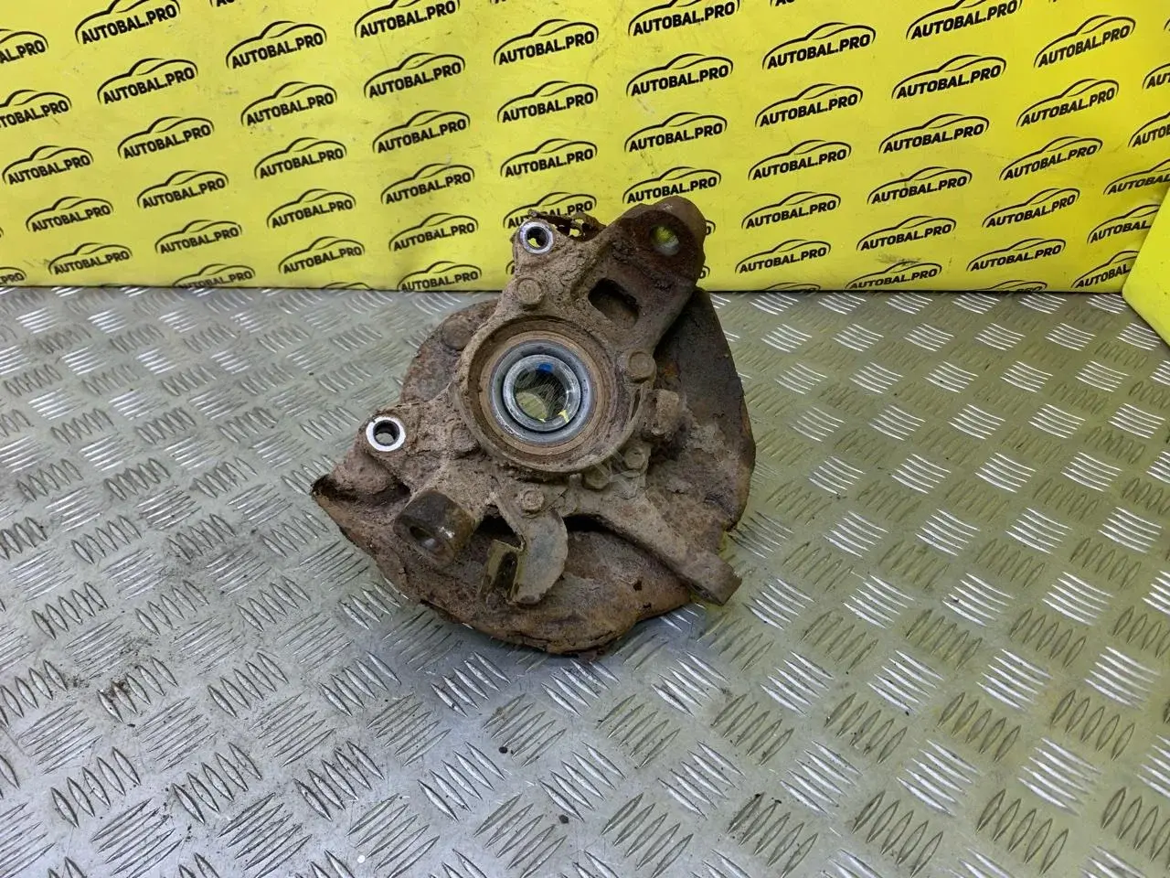 Поворотный кулак MR992378