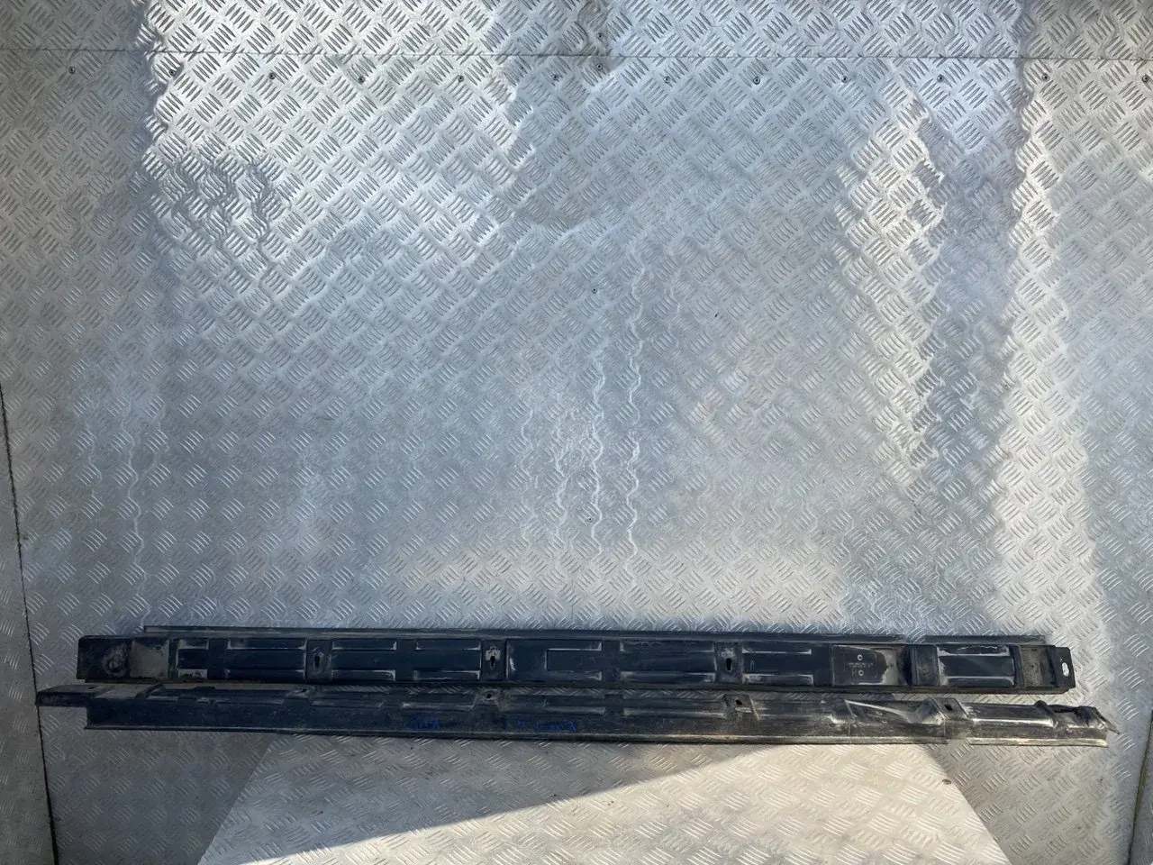 Кронштейн порога A1646981230