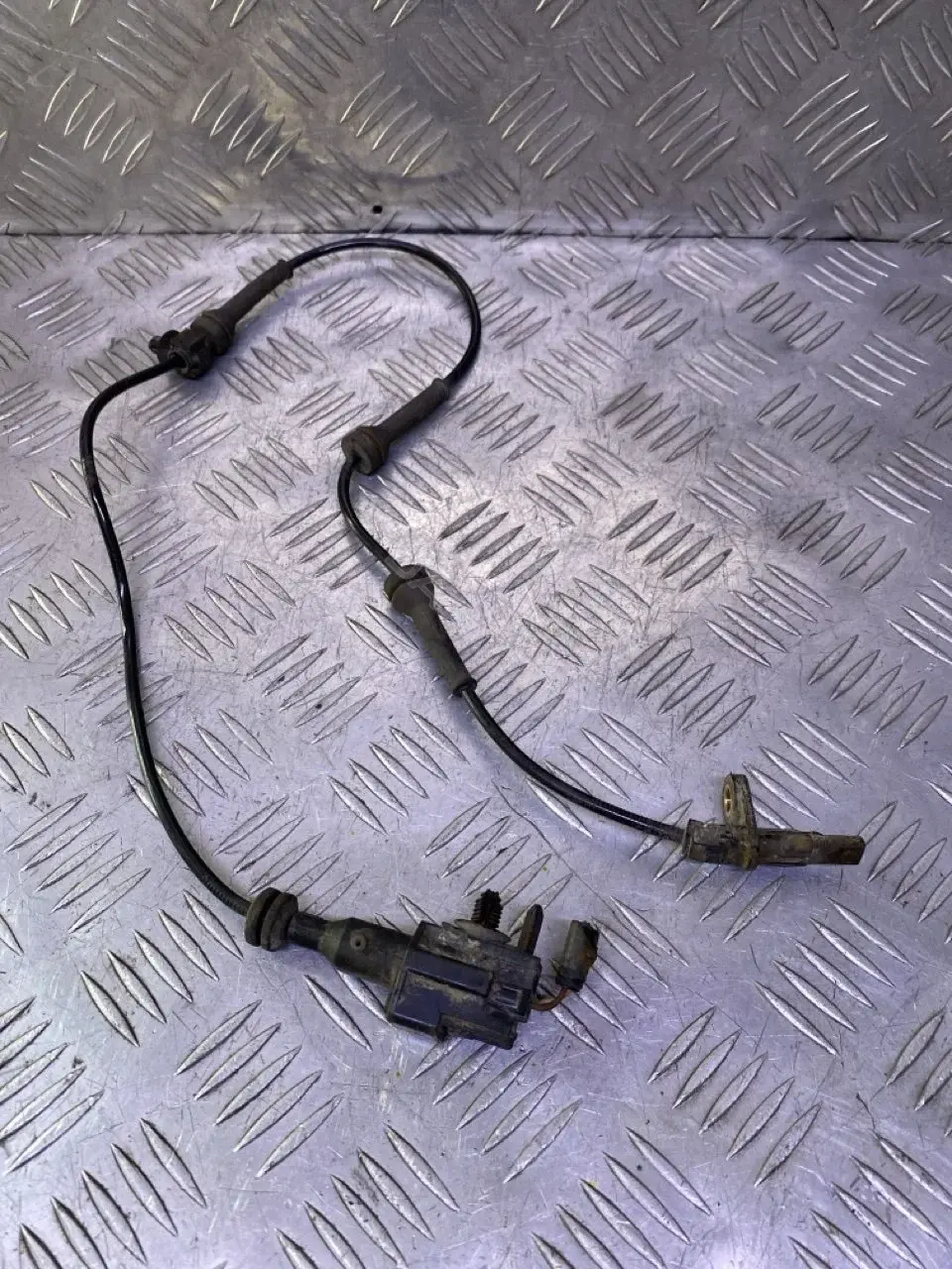 Датчик АБС LR001057
