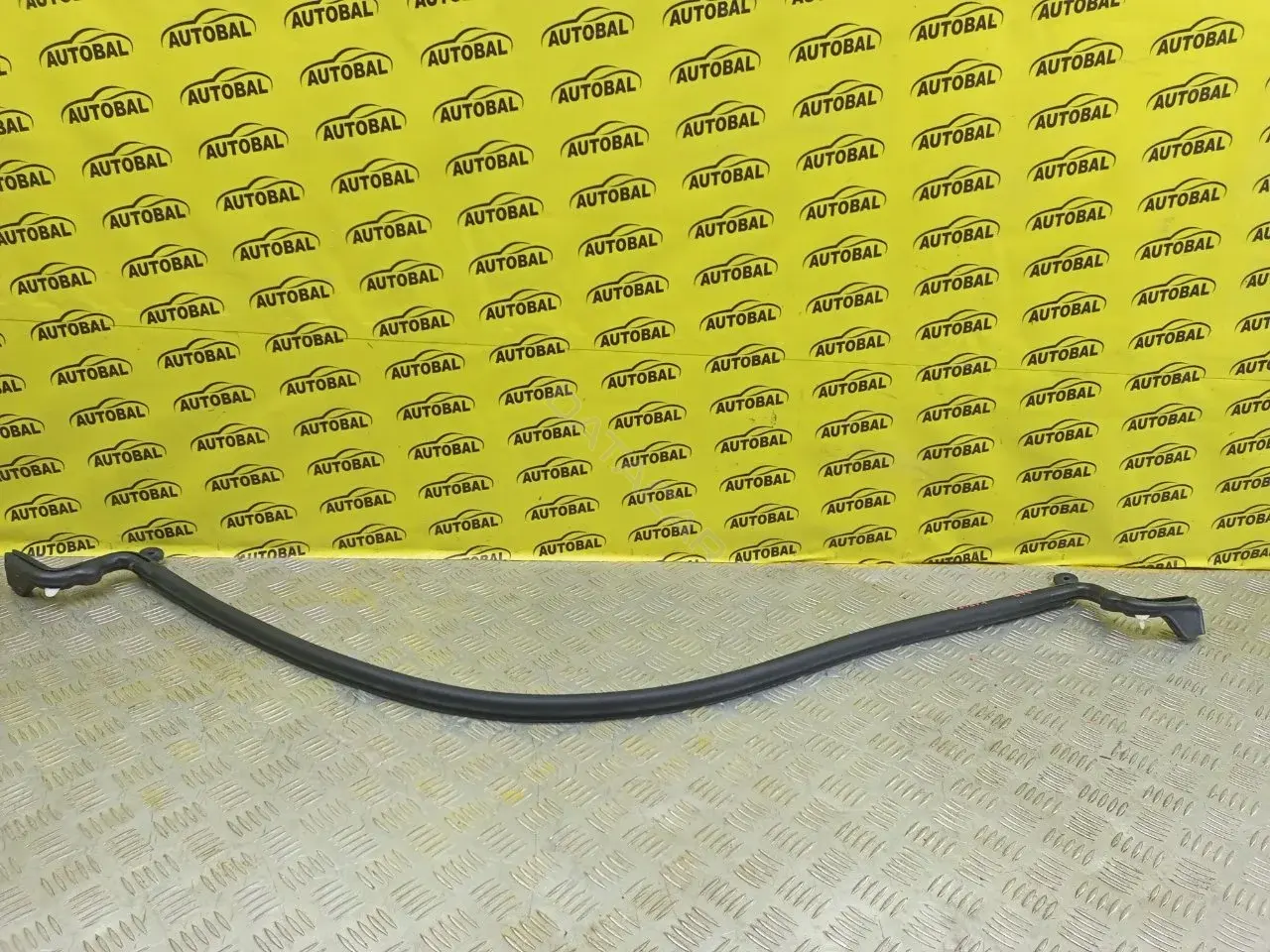 Уплотнитель капота L8B216K816A