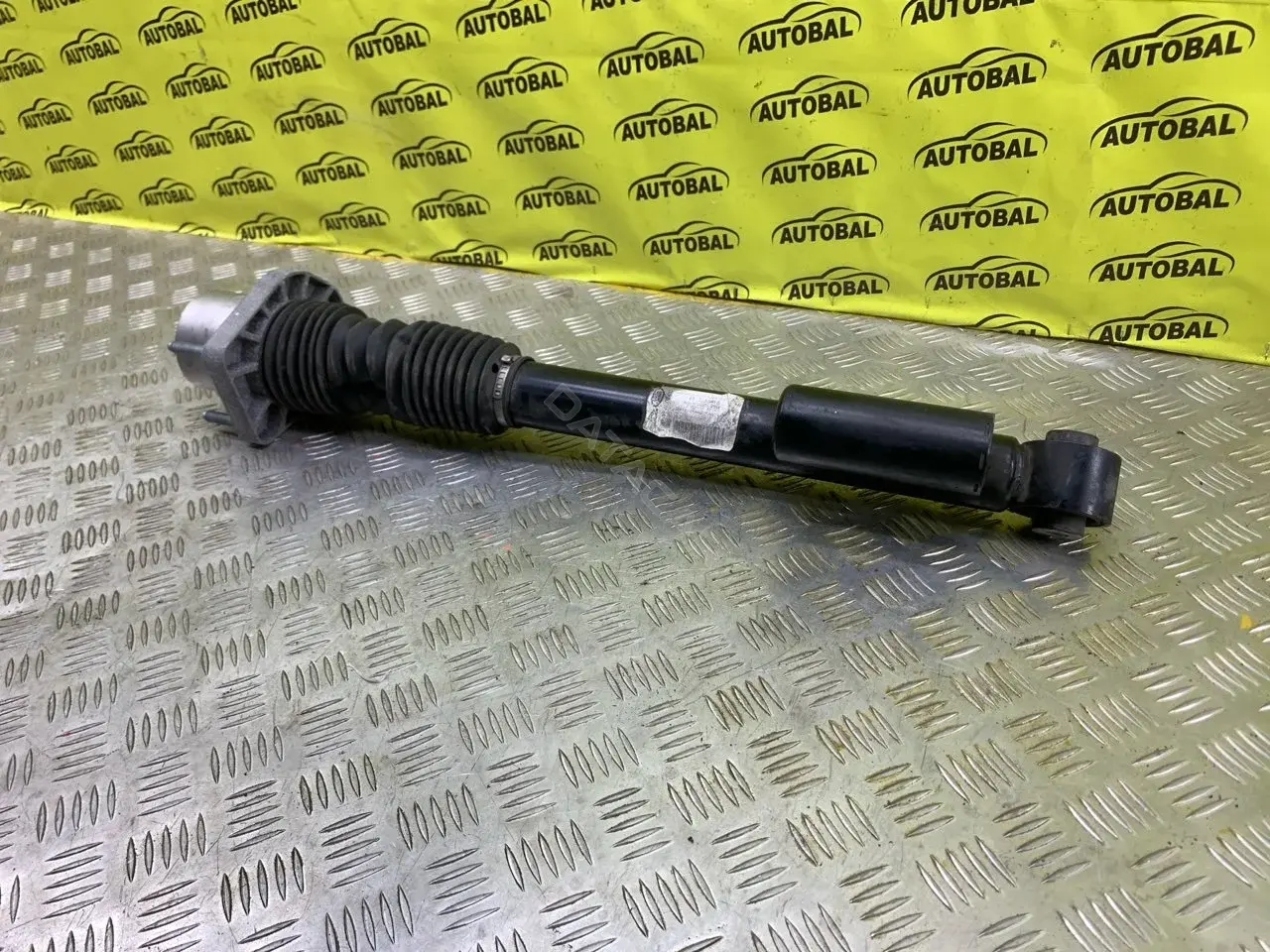 Амортизаторы L8B218W002CC