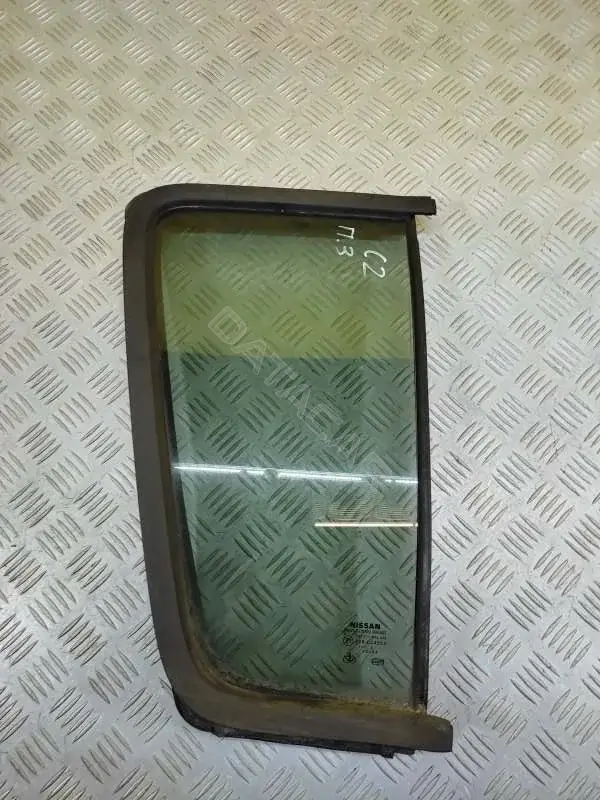 Стекло двери 82262EB33A