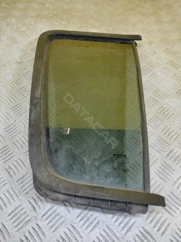 Стекло двери 82262EB33A