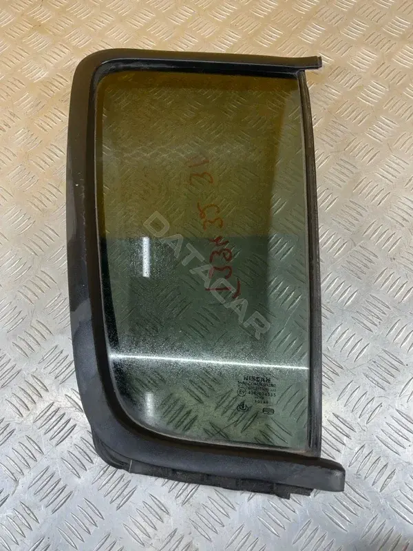 Стекло двери 82262EB33A