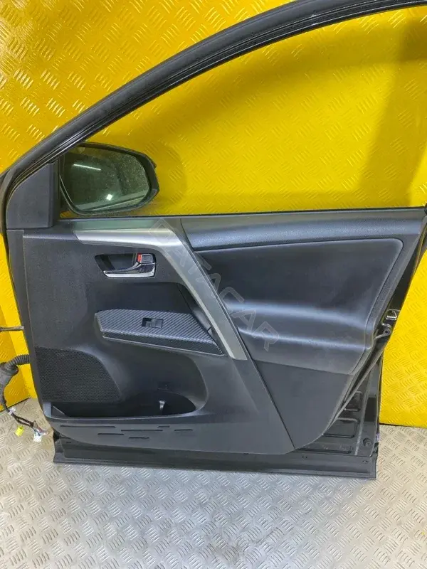 Обшивка двери 6761042B10