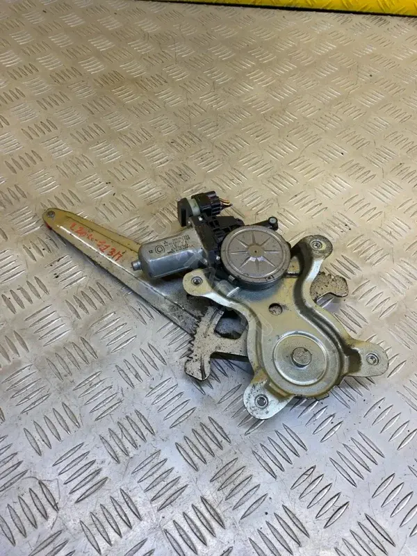 Стеклоподъемник MN182353
