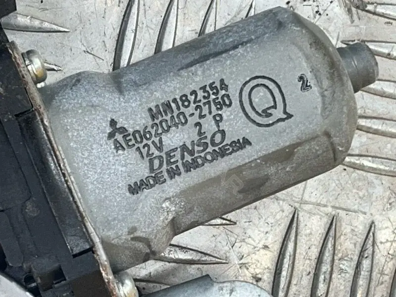 Стеклоподъемник MN182354