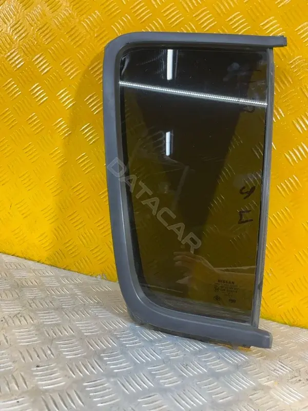 Стекло двери 82262EB33A