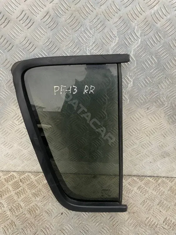 Стекло двери 82262EB33A