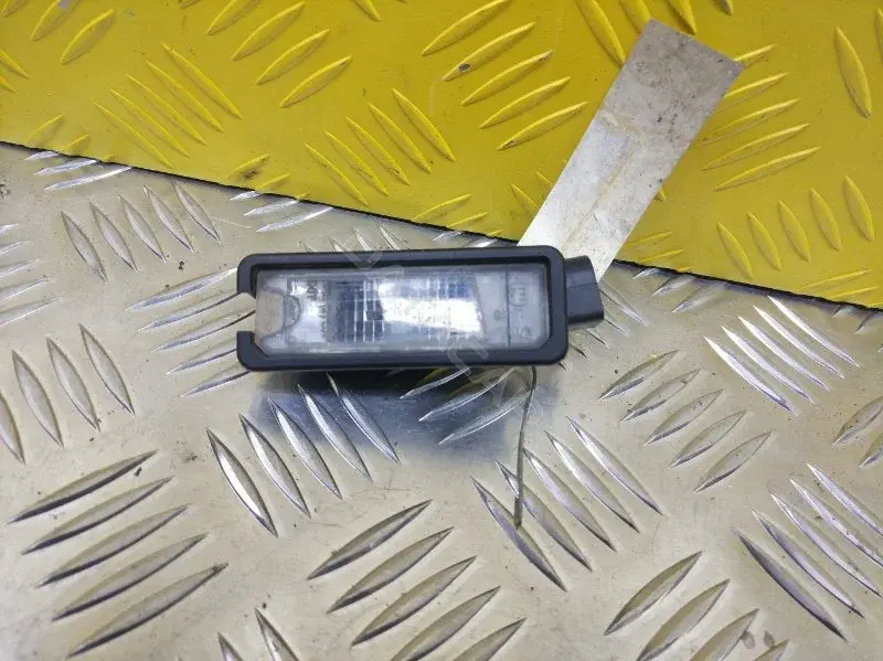 Фонарь подсветки номерного знака 1K8943621