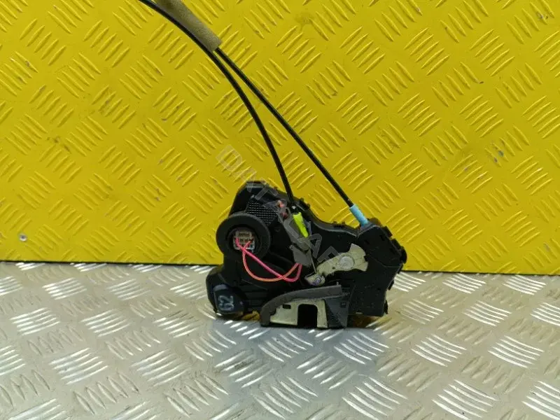 Замок двери 690400K190