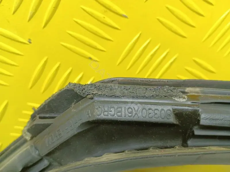 Уплотнитель двери 80330EB300