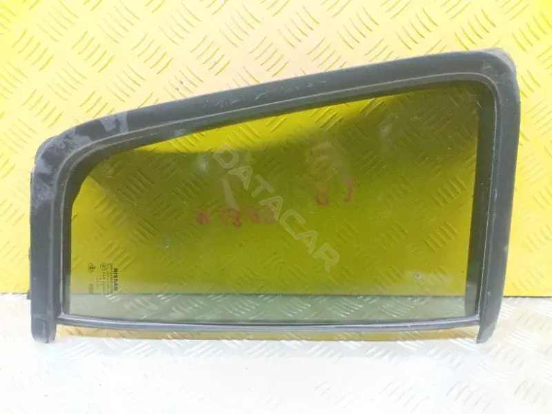 Стекло двери 82262EB33A