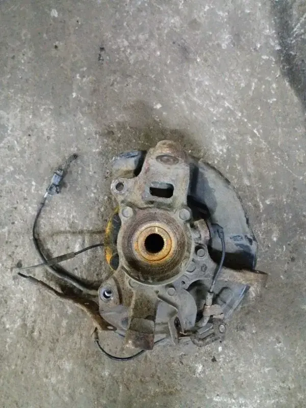 Поворотный кулак MR992378