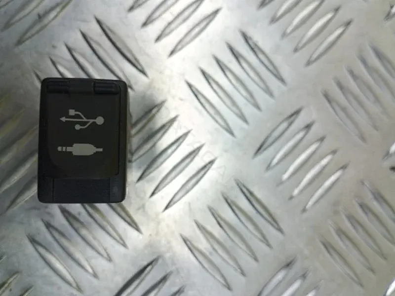 Разъем AUX / USB 8619042040