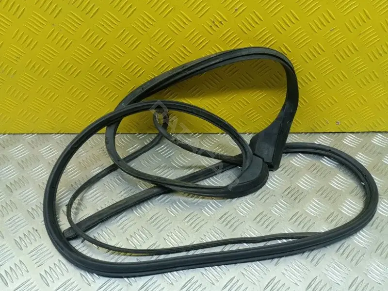 Уплотнитель двери 82831EB300