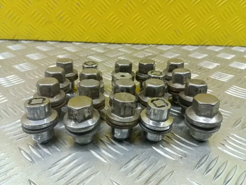Гайка колеса RRD500590