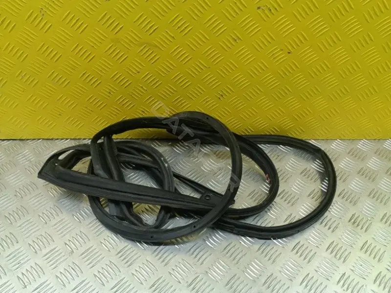 Уплотнитель двери 828311CA0C
