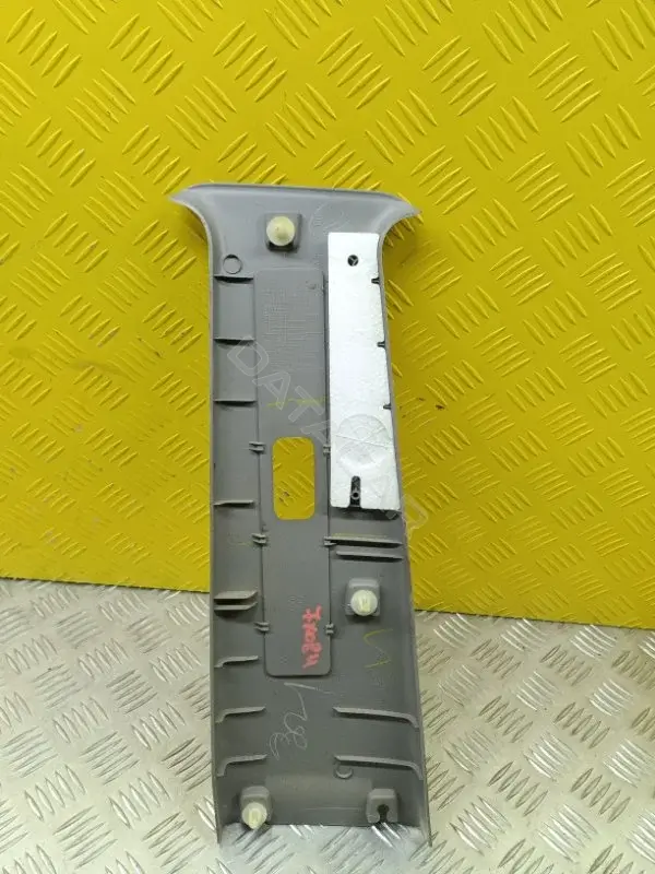 Обшивка стойки центральной MN123870