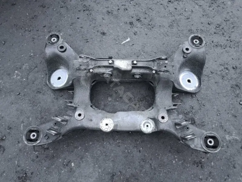 Балка подвески LR037517