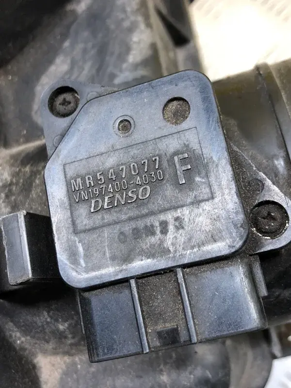 Расходомер воздуха MR547077