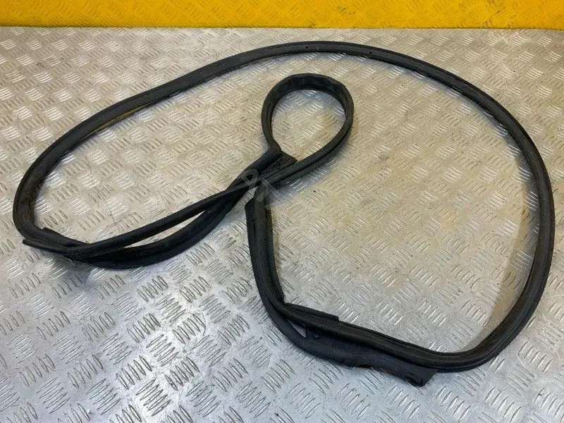 Уплотнитель двери 828311CA0C