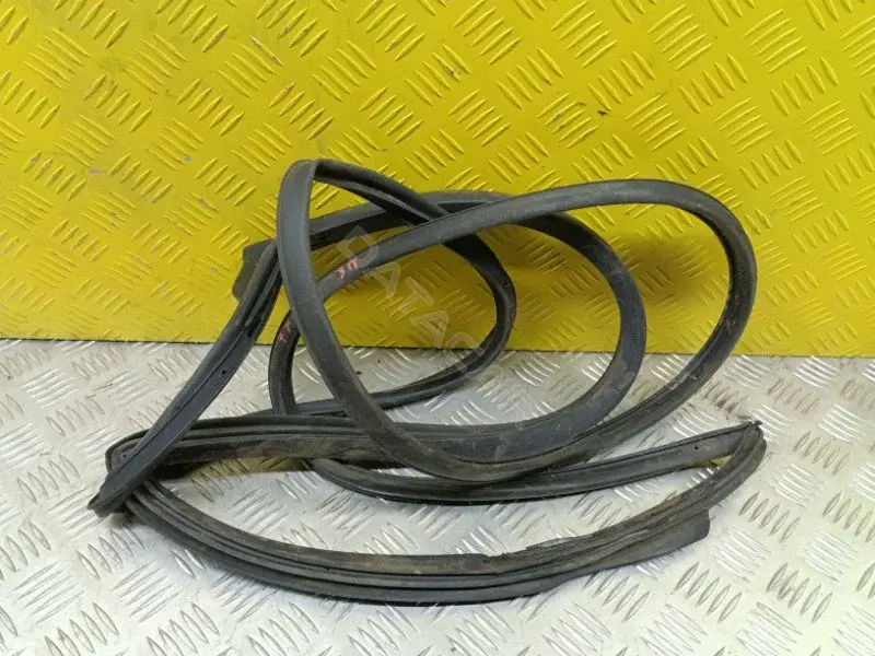 Уплотнитель двери 6787142070